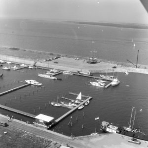 Luchtopname. Jachthaven Vrouwenpolder (Zeeland), Bestanddeelnr 168-0505