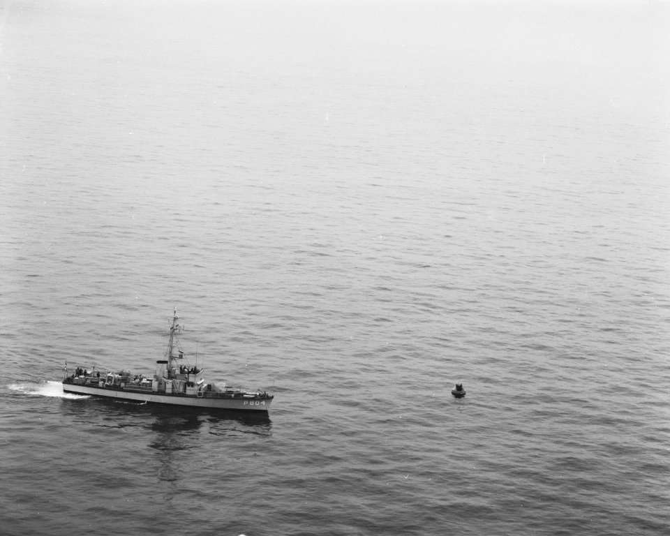 Luchtmacht militairen op vlot in Noordzee voor 24 uur, Bestanddeelnr 915-6406