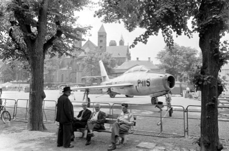 Luchtvaartweek te Maastricht. Straaljager met St. Servaaskerk op de achtergrond, Bestanddeelnr 919-2605