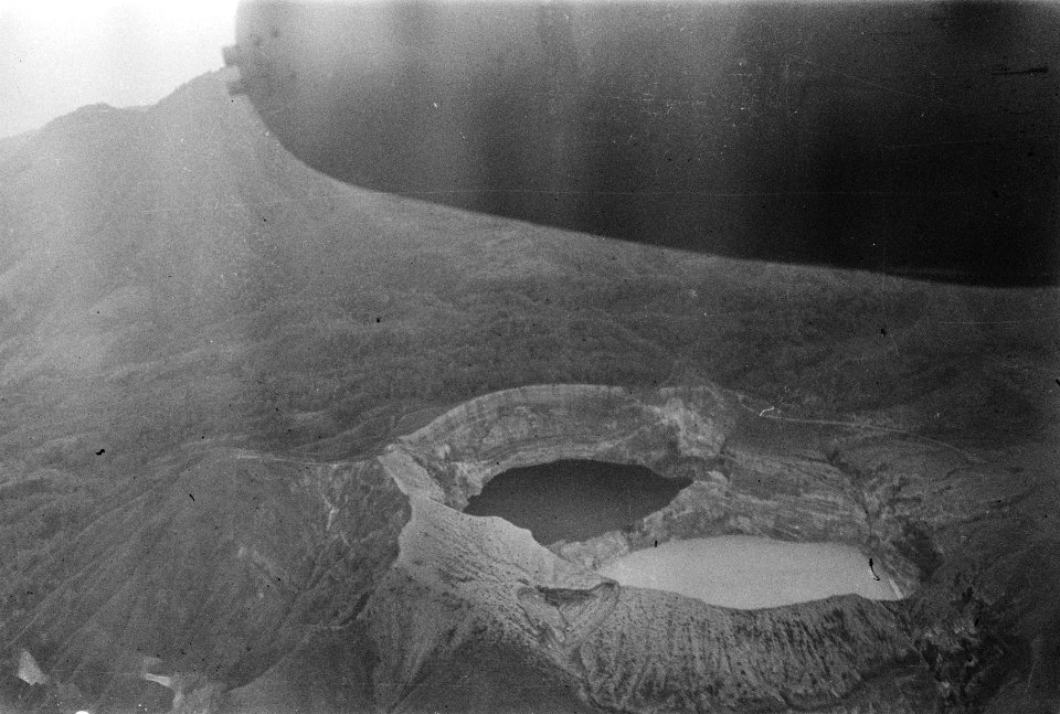Luchtfoto van Kelimutu vulkaan op Flores met twee van zijn drie kraters, Bestanddeelnr 136-5-5