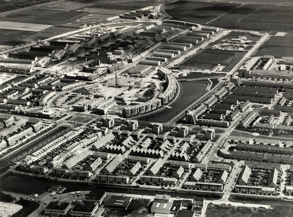 Luchtfoto van Velserbroek, kijkend vanuit het zuid-westen richting het noord-oosten. NL-HlmNHA 1478 54004590 AL 04