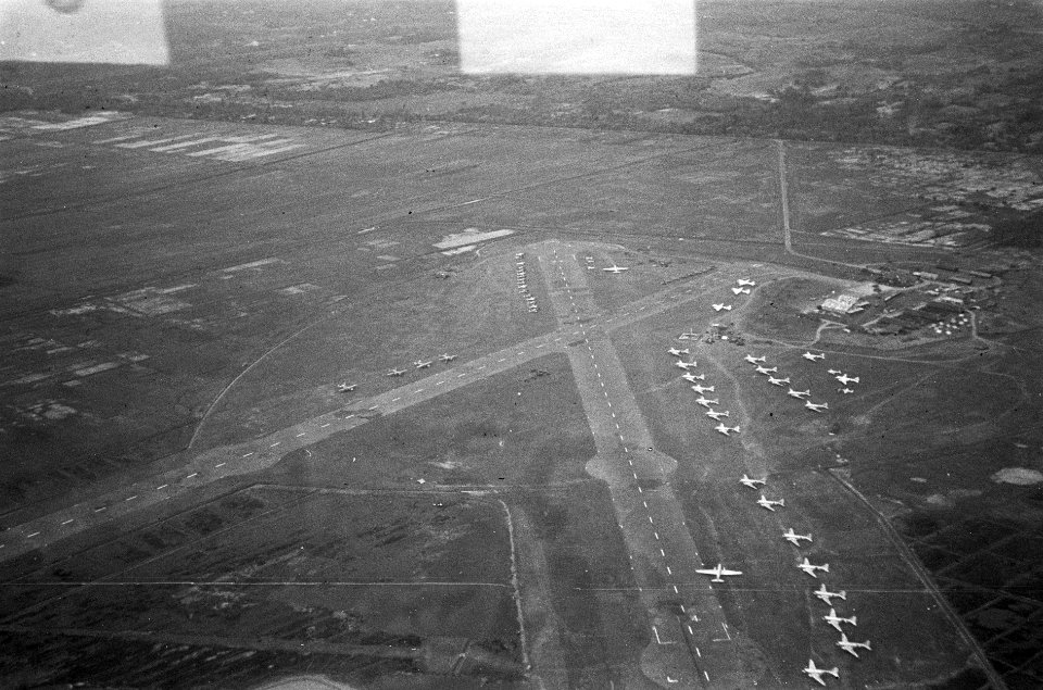 Luchtfoto Vliegveld met twee landingsbanen Groot aantal Dakota's op de grond, Bestanddeelnr 5147