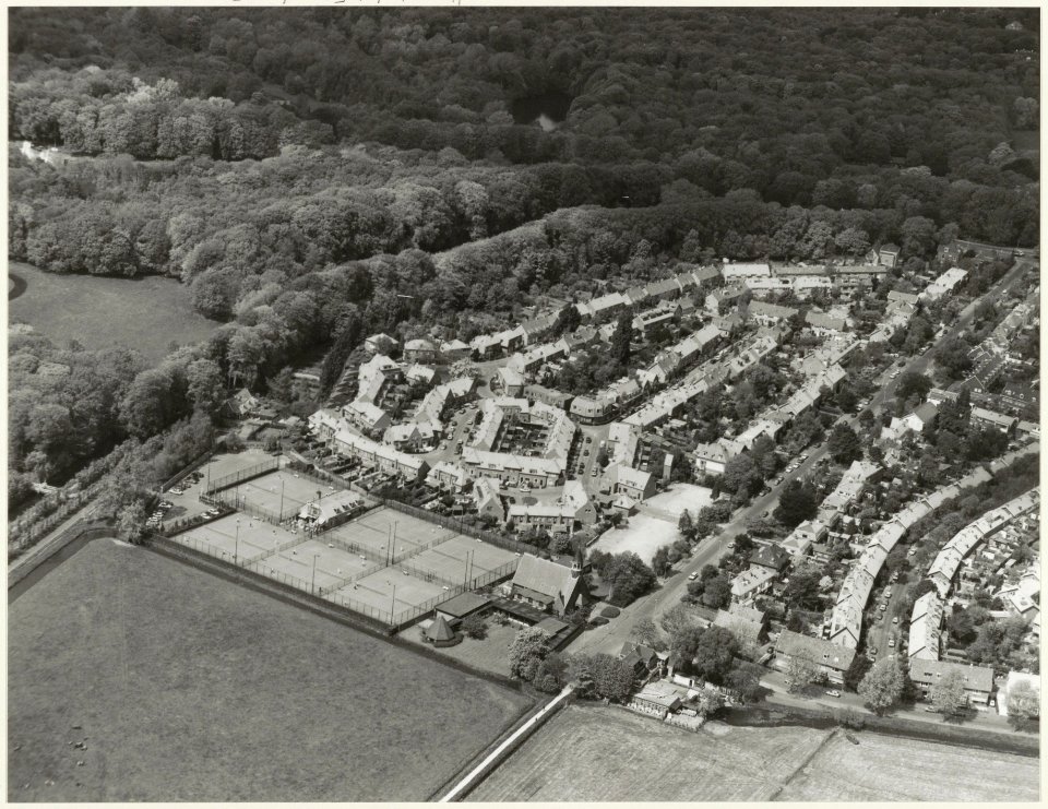 Luchtfoto Ramplaankwartier. NL-HlmNHA 54033772