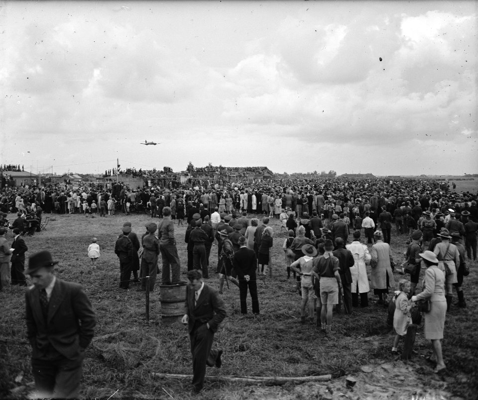 Luchtvaarttoernooi van de RAF ter herdenking van de Battle of Britain Pulbiek k, Bestanddeelnr 900-7896
