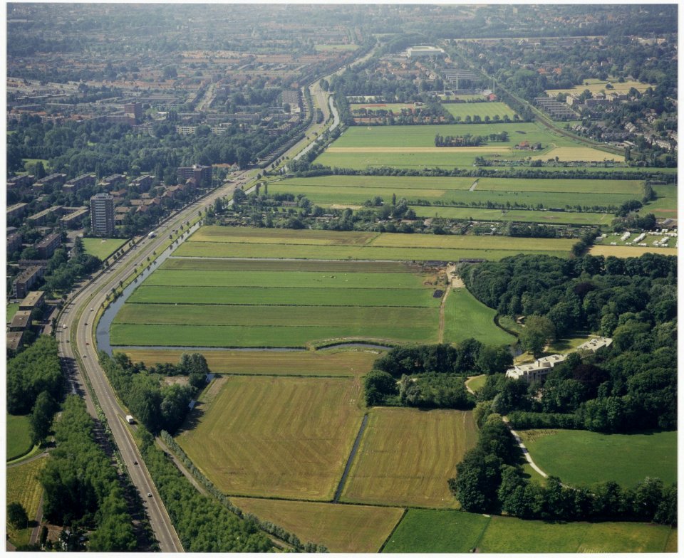 Luchtfoto van de Westelijke Randweg ziende naar het zuiden., NL-HlmNHA 54036057