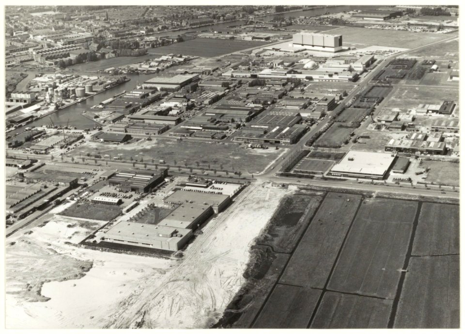 Luchtfoto van de Waarder- en Veerpolder met linksboven de Industriehaven. NL-HlmNHA 54016868