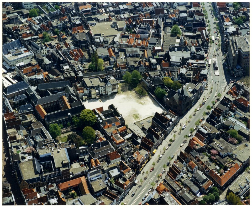 Luchtfoto van het Koningscarré dat sinds 1990 braak ligt en in 1997 nog niet bebouwd is. NL-HlmNHA 54036949