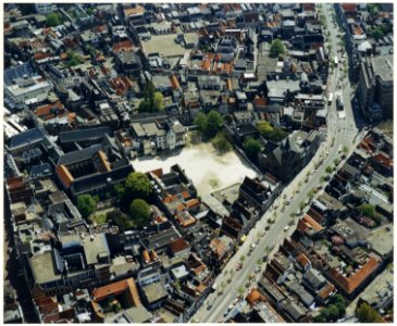 Luchtfoto van het Koningscarré dat sinds 1990 braak ligt en in 1997 nog niet bebouwd is. NL-HlmNHA 54036949