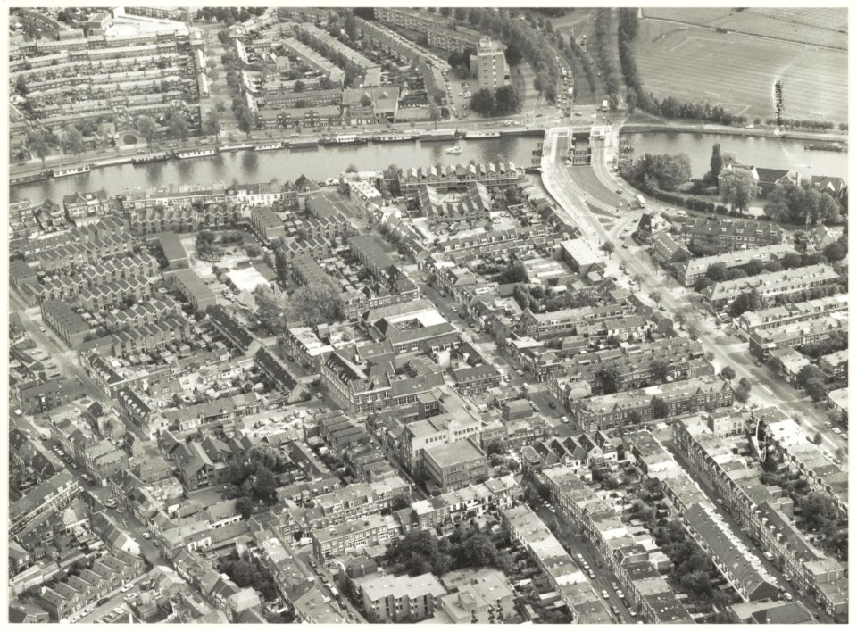 Luchtfoto van een gedeelte van het Rozenpriëel en het Zuider Buiten Spaarne. NL-HlmNHA 54020653