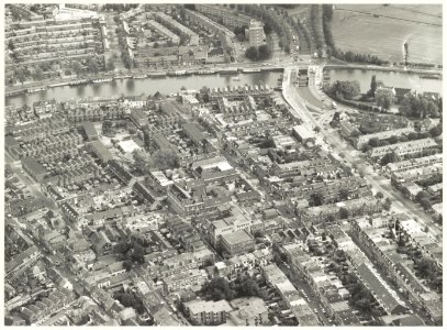 Luchtfoto van een gedeelte van het Rozenpriëel en het Zuider Buiten Spaarne. NL-HlmNHA 54020653