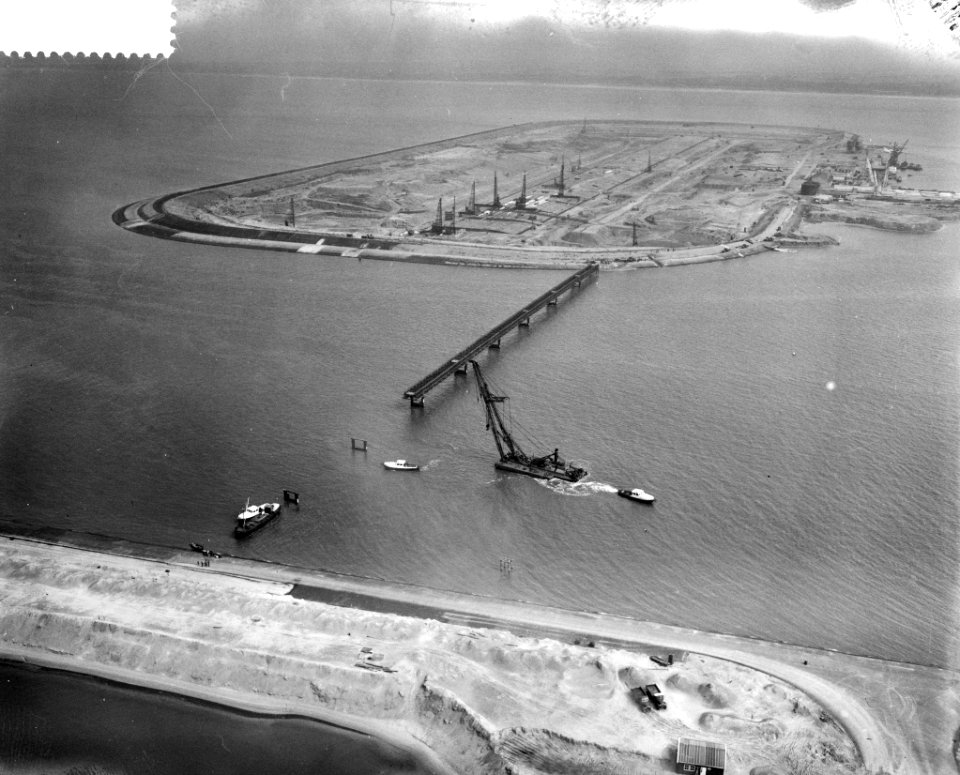 Luchtfotos van de Bouw van de Baileybrug in het Haringvliet op de achtergrond de, Bestanddeelnr 910-5917