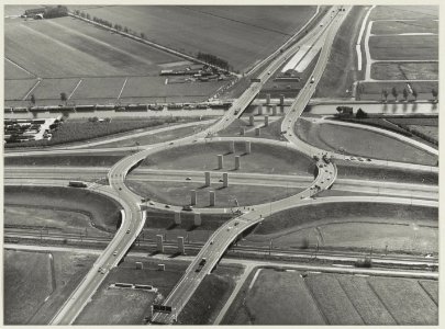 Luchtfoto van het Rottepolderplein met viaduct ziende naar het zuiden (met de Ringvaart), NL-HlmNHA 54010155