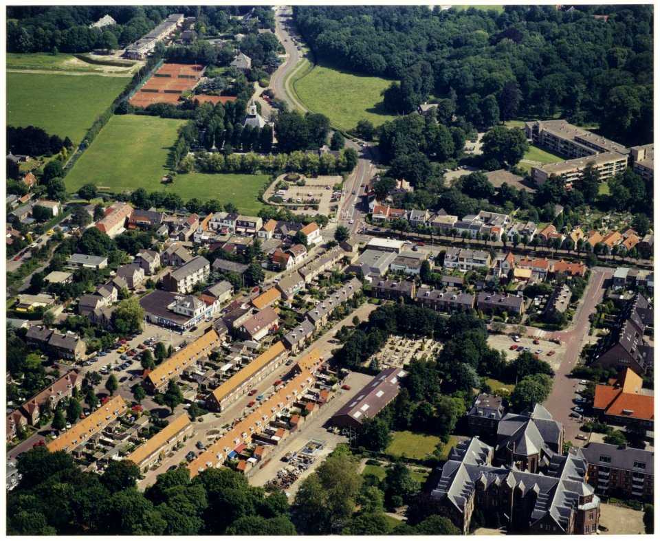Luchtfoto van Bennebroek, NL-HlmNHA 54036942