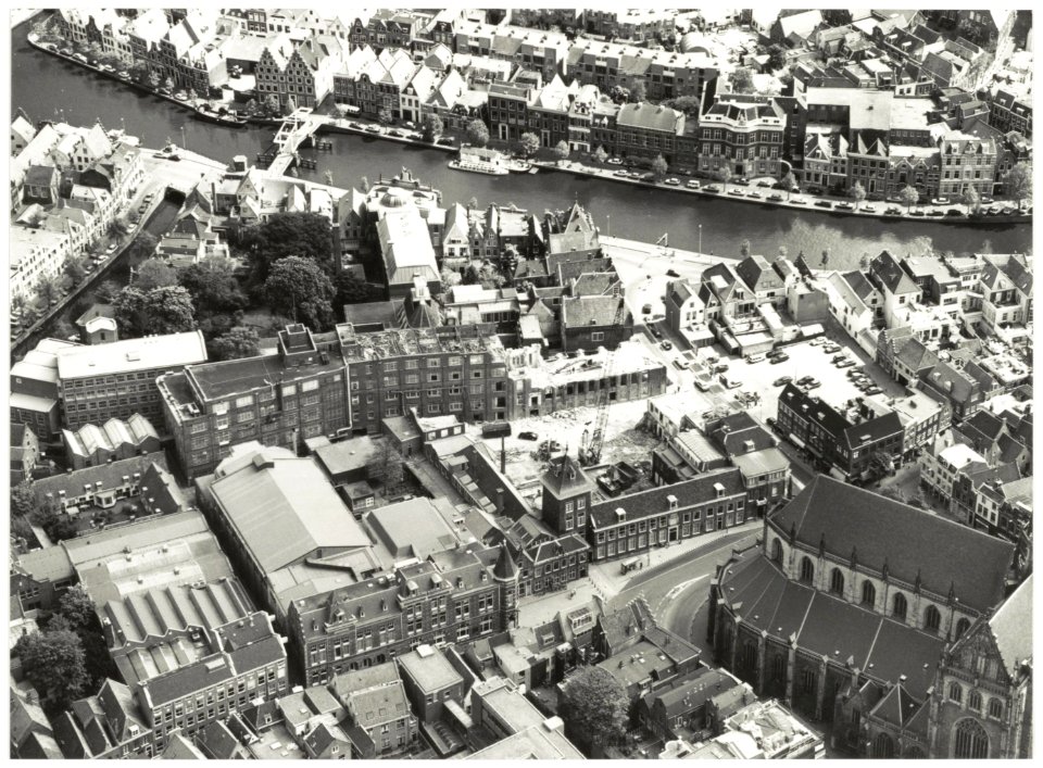 Luchtfoto waarop de sloop van het Enschedécomplex te zien is. NL-HlmNHA 54034154
