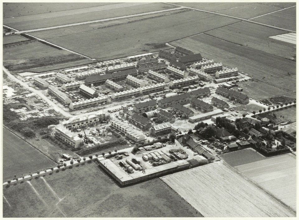 Luchtfoto van Velserbroek als nieuwe wijk in wording. NL-HlmNHA 54015616