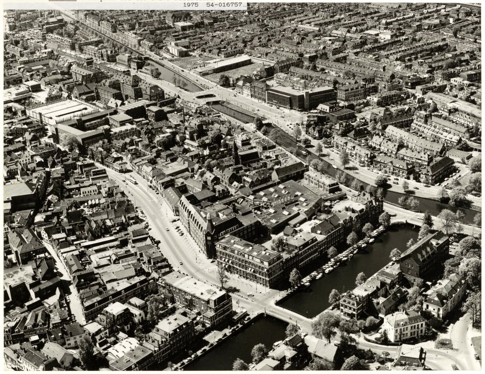 Luchtfoto van een stadsdeel met de Nieuwe Gracht Nassaulaan, Kinderhuisvest en Zijlweg. NL-HlmNHA 54016757