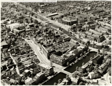 Luchtfoto van een stadsdeel met de Nieuwe Gracht Nassaulaan, Kinderhuisvest en Zijlweg. NL-HlmNHA 54016757