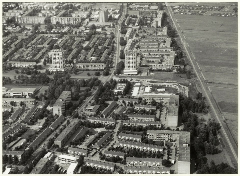 Luchtfoto Schalkwijk bij de Poelpolder. NL-HlmNHA 54016896