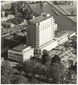 Luchtfoto ziekenhuis de Mariastichting aan de Van Heythuijsenweg. NL-HlmNHA 54025851