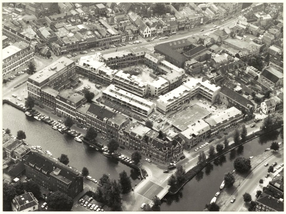 Luchtfoto van de nieuwbouw op het terrein van voormalig uitgeverij de Spaarnestad aan de Nassaulaan. NL-HlmNHA 54010019
