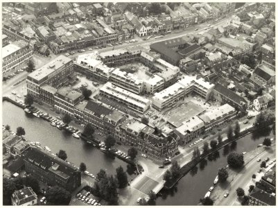 Luchtfoto van de nieuwbouw op het terrein van voormalig uitgeverij de Spaarnestad aan de Nassaulaan. NL-HlmNHA 54010019