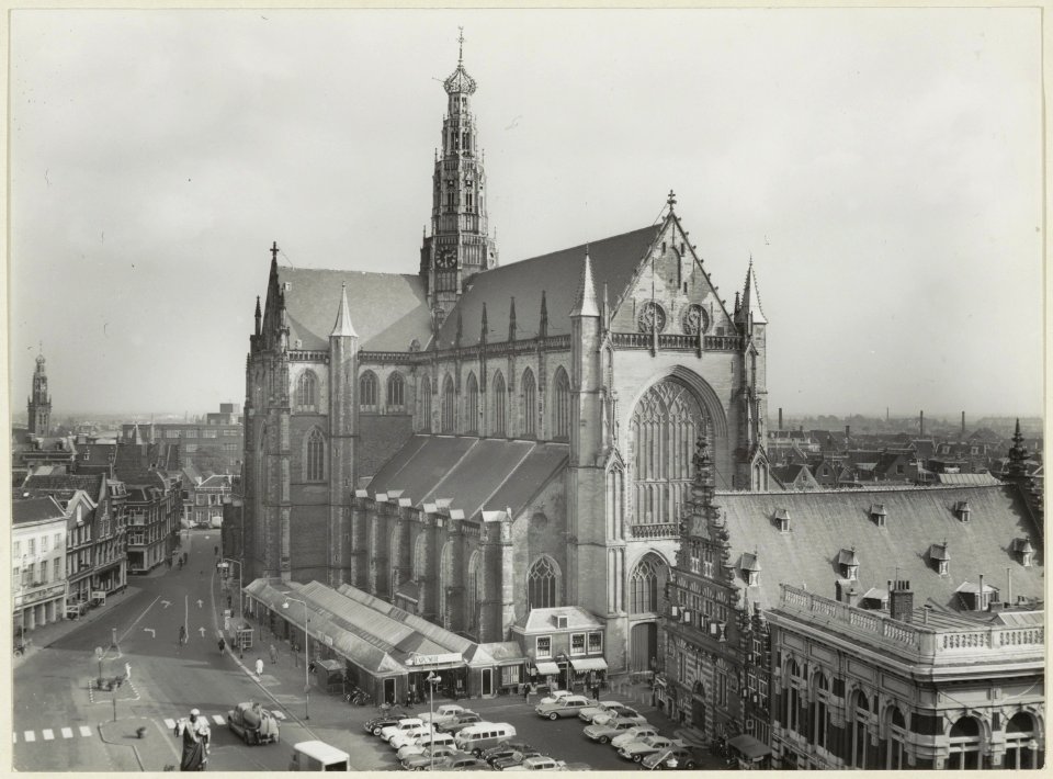 Luchtfoto van de Grote Kerk en omgeving met doorkijk naar de Riviervismarkt, NL-HlmNHA 54004437