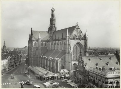 Luchtfoto van de Grote Kerk en omgeving met doorkijk naar de Riviervismarkt, NL-HlmNHA 54004437