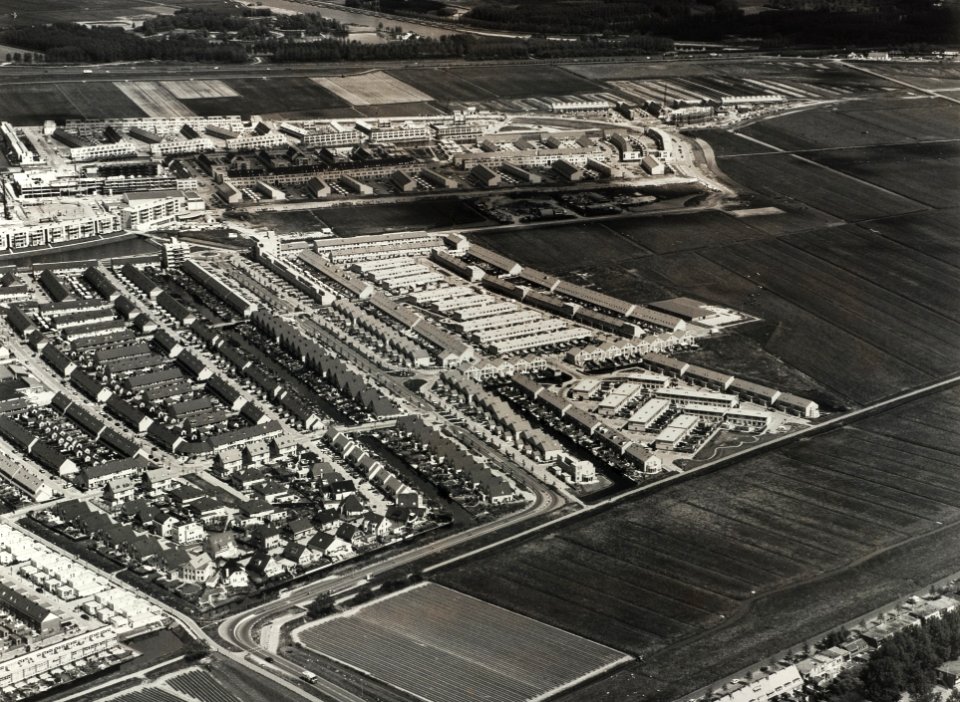Luchtfoto van Velserbroek, kijkend vanuit het west-noord-westen richting het oost-zuid-oosten. NL-HlmNHA 1478 54004590 AL 10