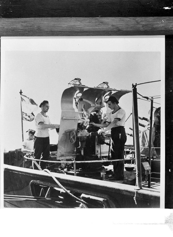 Luchtafweergeschut op Hr. Ms. Jan van Brakel. Bemanningsleden maken het wapen , Bestanddeelnr 934-9958