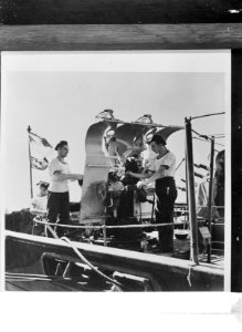 Luchtafweergeschut op Hr. Ms. Jan van Brakel. Bemanningsleden maken het wapen , Bestanddeelnr 934-9958