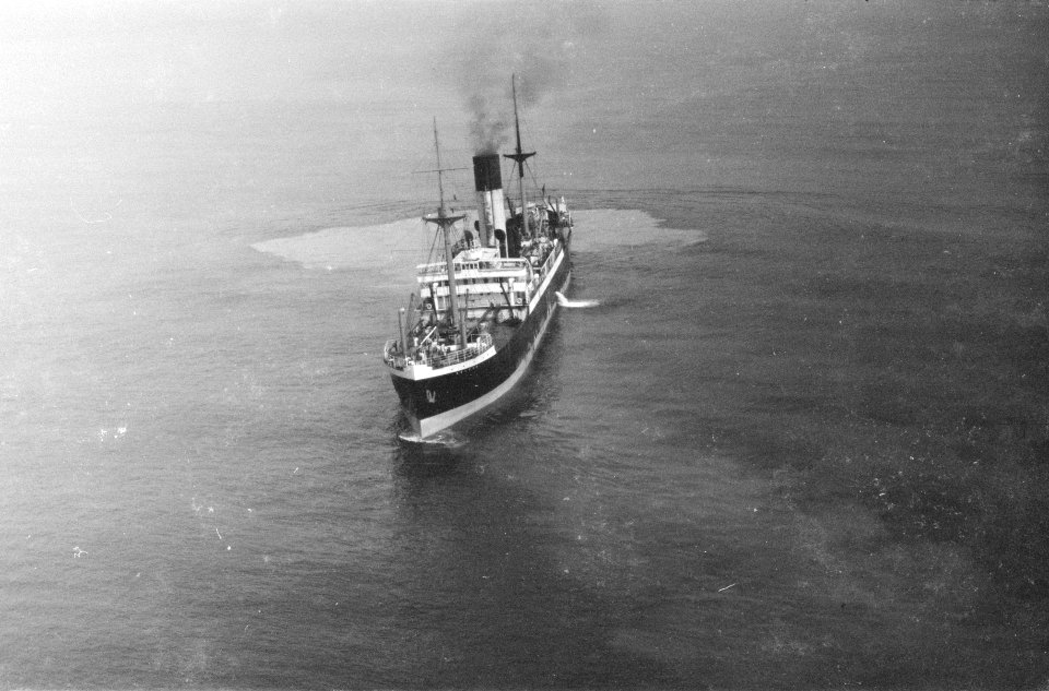Luchtfoto van een vrachtschip, Bestanddeelnr 171-4-2