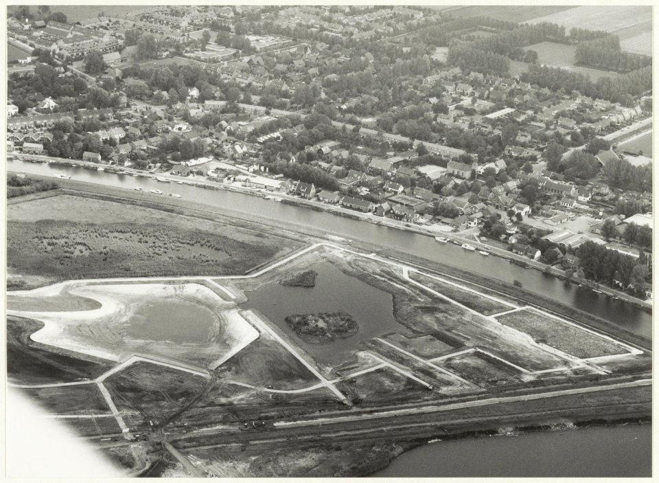 Luchtfoto van het park in aanleg bij de Meerwijkplas aan de Ringvaart in de v.m. Vijfhuizerpolder aan de Ringvaart t.o. Vijfhuizen in de Haarlemmermeerpolder. NL-HlmNHA 54015225