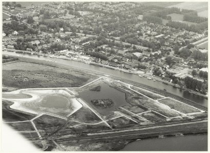 Luchtfoto van het park in aanleg bij de Meerwijkplas aan de Ringvaart in de v.m. Vijfhuizerpolder aan de Ringvaart t.o. Vijfhuizen in de Haarlemmermeerpolder. NL-HlmNHA 54015225