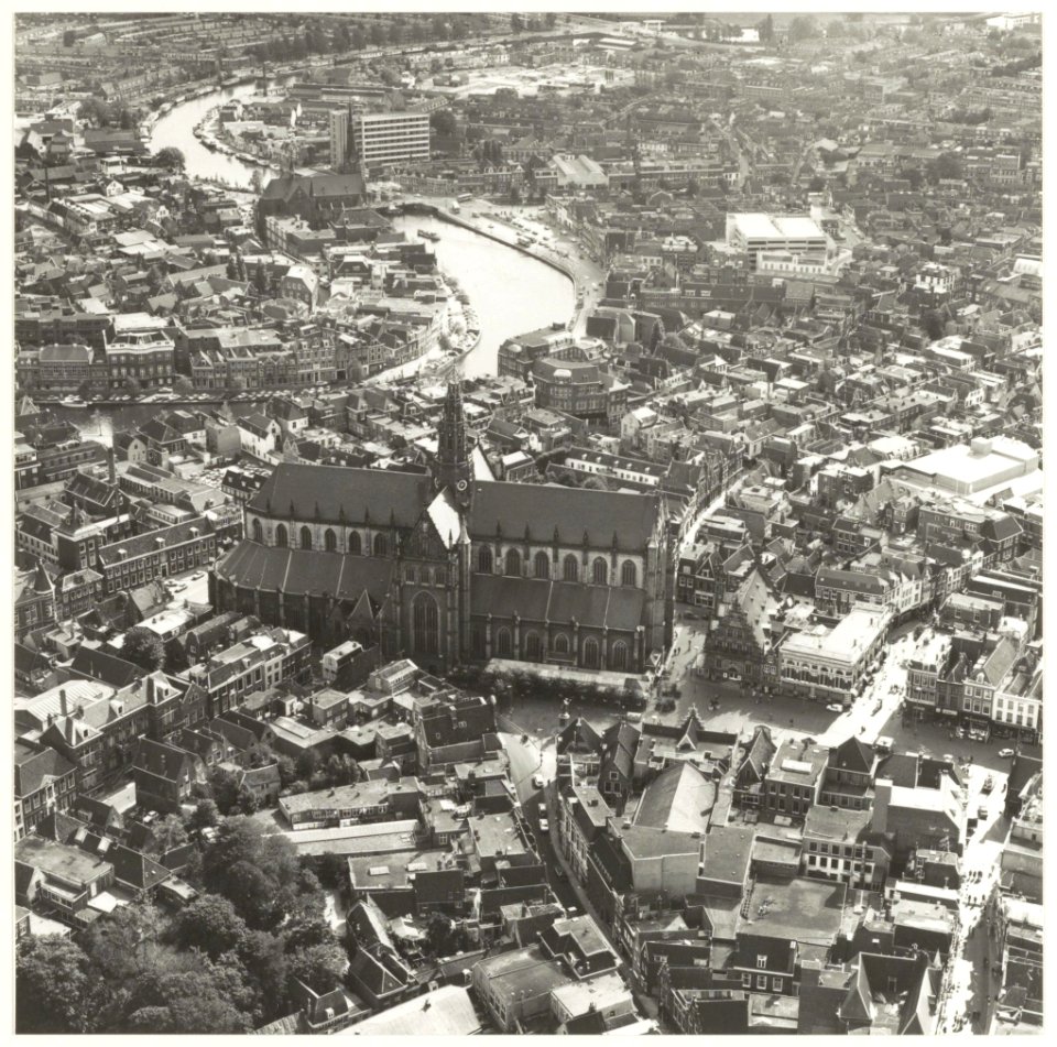 Luchtfoto van een gedeelte van Haarlem met de de Grote- of St. Bavokerk., NL-HlmNHA 54016758