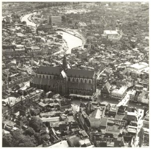 Luchtfoto van een gedeelte van Haarlem met de de Grote- of St. Bavokerk., NL-HlmNHA 54016758