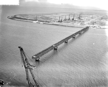 Luchtfotos van de Bouw van de Baileybrug in het Haringvliet in aanbouw zijnde Ba, Bestanddeelnr 910-5916