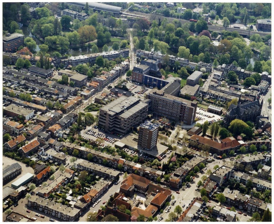 Luchtfoto van het gebied van het ziekenhuis Johannes de Deo. NL-HlmNHA 5406457