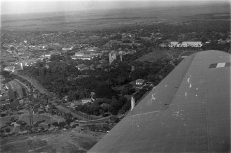 Luchtfoto lBatavia, in het midden de O.L.V. Kathedraal aan het Waterlooplein ), Bestanddeelnr 127-6-6