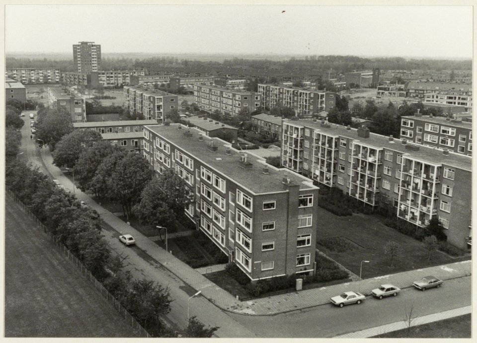 Luchtfoto van Delftwijk met onder andere de P.C. Boutensstraat. NL-HlmNHA 54011504