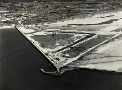 Luchtfoto van IJmuiden, kijkend op de aanleg van de Marina vanuit noord-westelijke richting. NL-HlmNHA 1478 54004594 AL 29