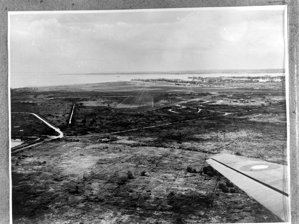 Luchtfoto van een vliegveld aan zee, Bestanddeelnr 935-3391