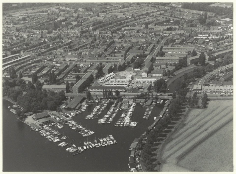 Luchtfoto van de nieuwbouw aan het Nieuw Guineaplein. Op de voorgrond de jachthaven aan het Spaarne. NL-HlmNHA 54023754