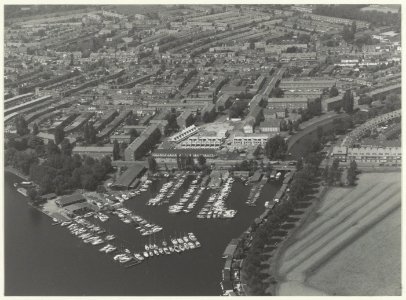 Luchtfoto van de nieuwbouw aan het Nieuw Guineaplein. Op de voorgrond de jachthaven aan het Spaarne. NL-HlmNHA 54023754