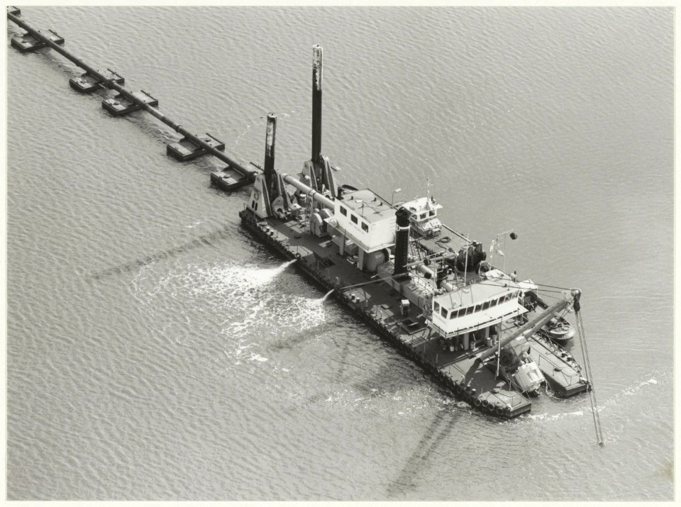 Luchtfoto van de Snijkopzuiger (Cutterzuiger) Rozenburg aan het werk in de IJmuidense haven