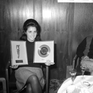 Lucille Starr ontving Gouden Plaat in Apollo-hotel, Lucille Starr, Bestanddeelnr 918-2485
