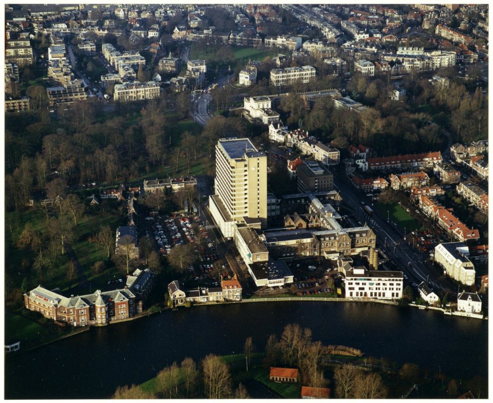 Luchtfoto van het Spaarne met de Mariastichting. NL-HlmNHA 54036962