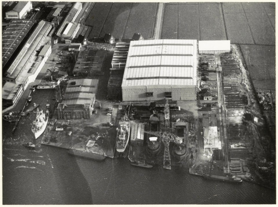 Luchtfoto van het industrieterrein en de scheepswerf aan het Noorder Buiten Spaarne. NL-HlmNHA 54002449