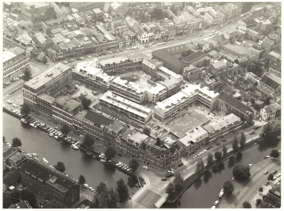 Luchtfoto van de nieuwbouw op het terrein van voormalig uitgeverij de Spaarnestad aan de Nassaulaan. NL-HlmNHA 540016756