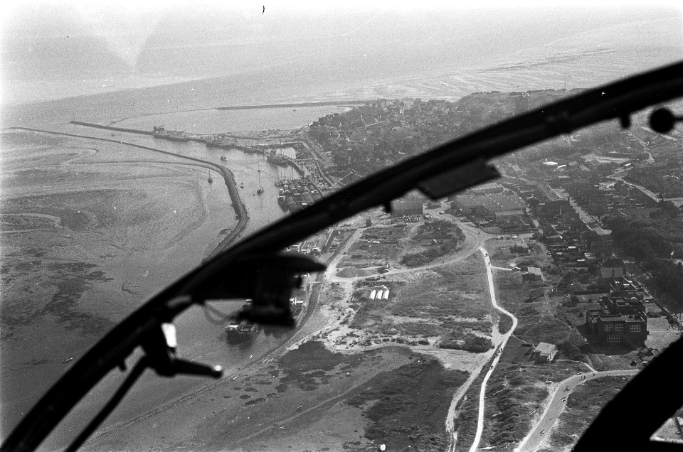Luchtfoto van het dorp West-Terschelling, Bestanddeelnr 920-4915