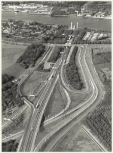 Luchtfoto van de verkeerswegen naar de Velsertunnel en het Noordzeekanaal. NL-HlmNHA 54015224